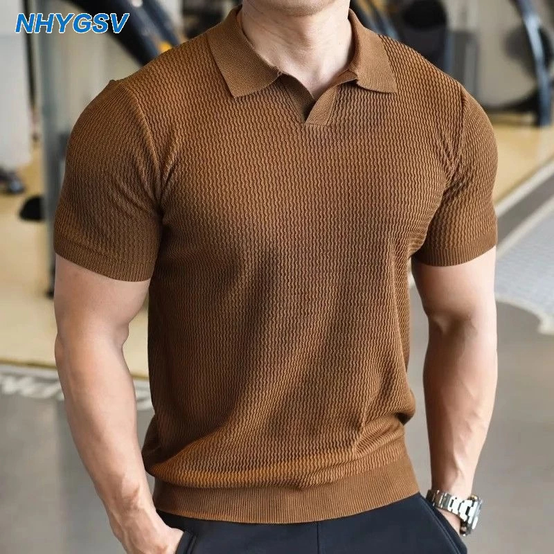 NHYGSV เสื้อโปโลเท่ๆ สำหรับผู้ชาย ผ้าถัก สีน้ำตาล เสื้อโปโลคอวีแขนสั้นลายคลื่นสำหรับเล่นกีฬา【B616】