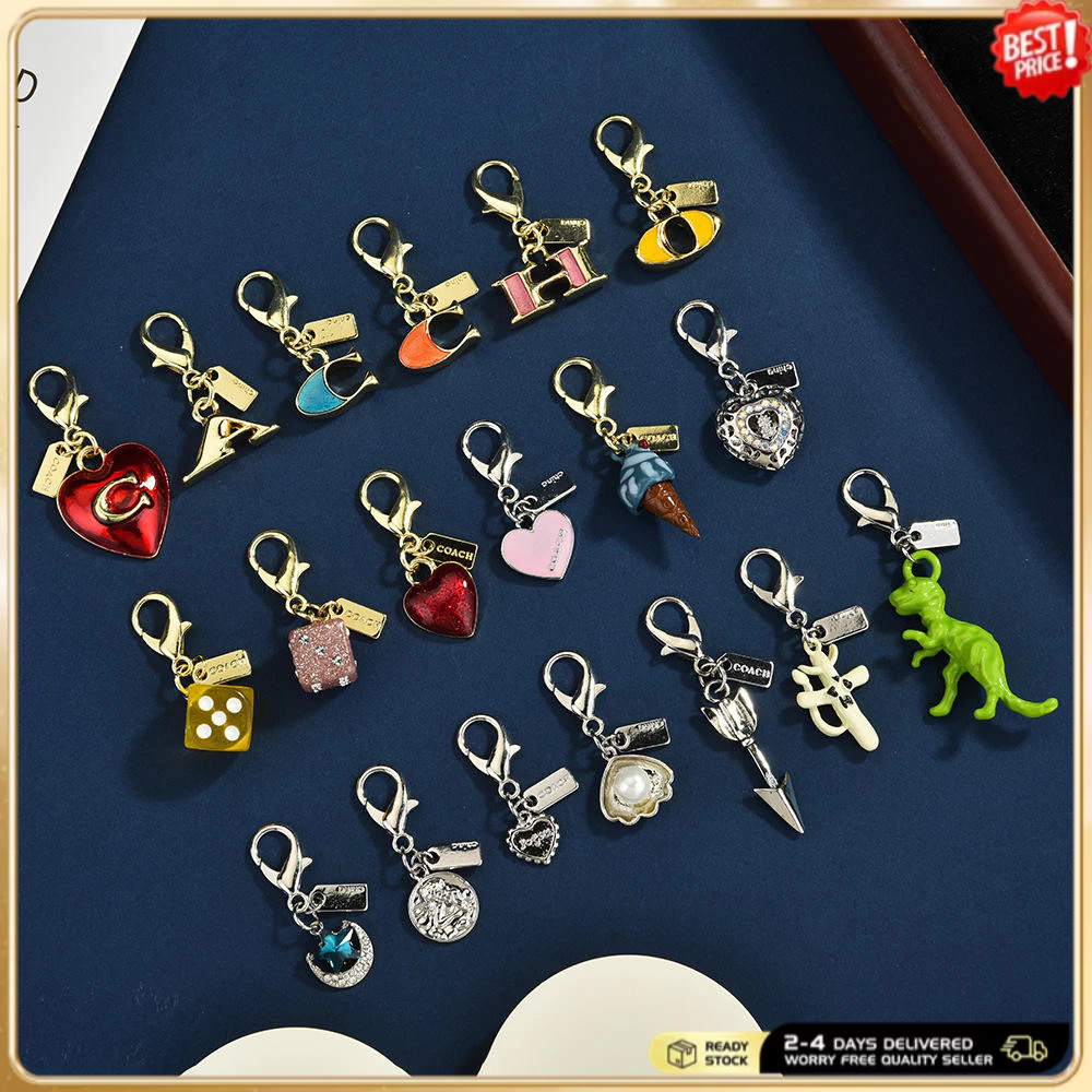 พวงกุญแจไดโนเสาร์แฟชั่นกระเป๋าสีแดง Charm Creative ตกแต่งตัวอักษร C พวงกุญแจสําหรับผู้หญิงอุปกรณ์เสริมหญิง