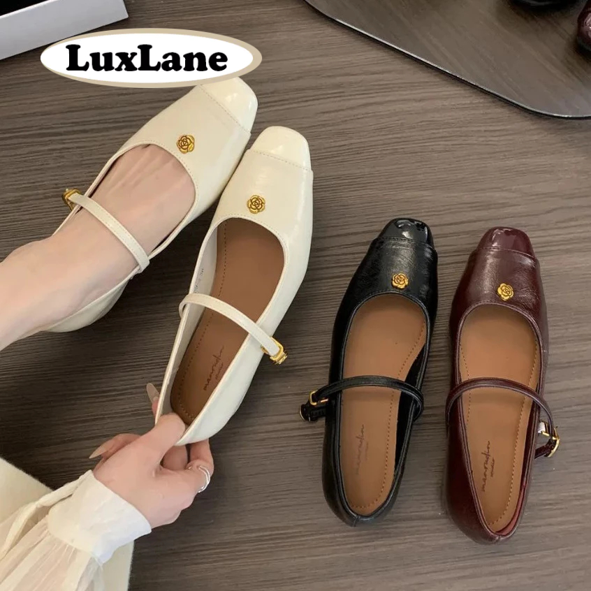 รองเท้าบัลเล่ต์แฟลต Mary Jane จาก LuxLane สไตล์ฝรั่งเศส สีดำ มีคำว่า "Camellia" และเชือกรองเท้าลายดอกไม้