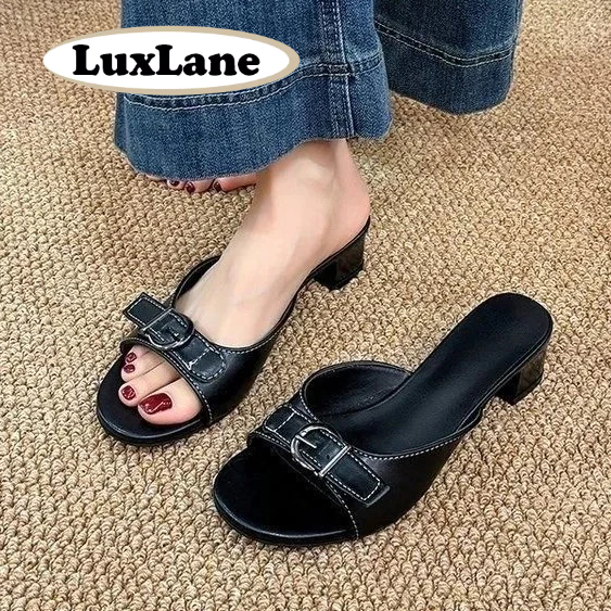 S.LuxLane Retro Chunky Heel Slide Sandals สําหรับผู้หญิงฤดูร้อนเปิดนิ้วเท้า 4 ซม.หนังสีดําบล็อกส้นรองเท้าแตะพร้อมหัวเข็มขัดสําหรับปาร์ตี้ Vocation Commute (สีขาว/สีดํา,ขนาด 35-40)