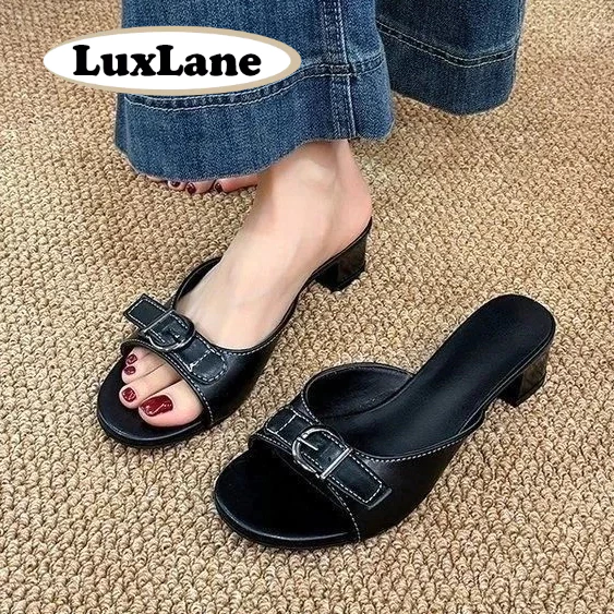 S.LuxLane Retro Chunky Heel Slide Sandals สําหรับผู้หญิงฤดูร้อนเปิดนิ้วเท้า 4 ซม.หนังสีดําบล็อกส้นรองเท้าแตะพร้อมหัวเข็มขัดสําหรับปาร์ตี้ Vocation Commute (สีขาว/สีดํา,ขนาด 35-40)
