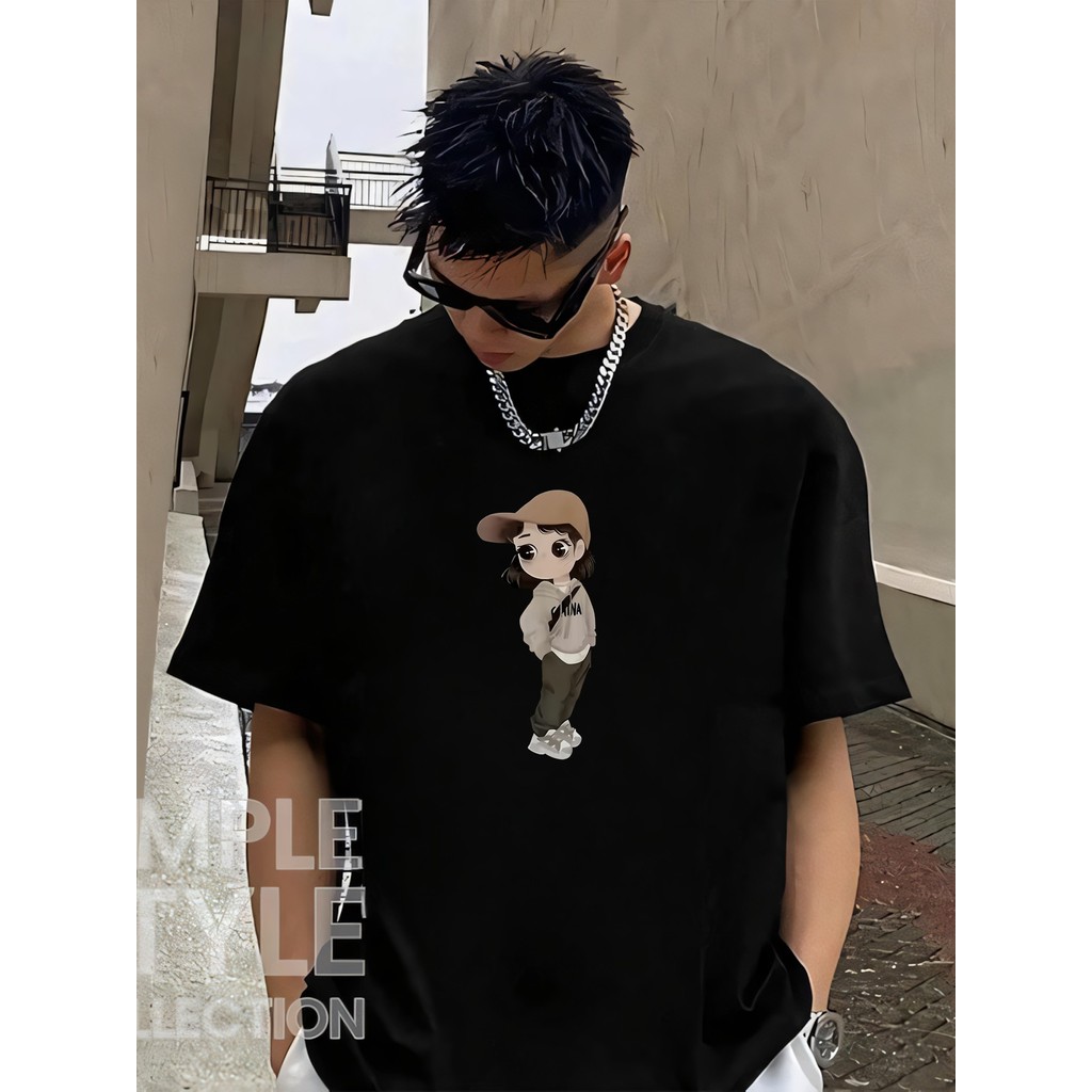 เสื้อยืดแขนสั้นพิมพ์ลายผู้ชาย - ผ้าฝ้าย 100% Comfort Fit พื้นหลังสีดําพร้อมการออกแบบตัวอักษรสีขาวและ