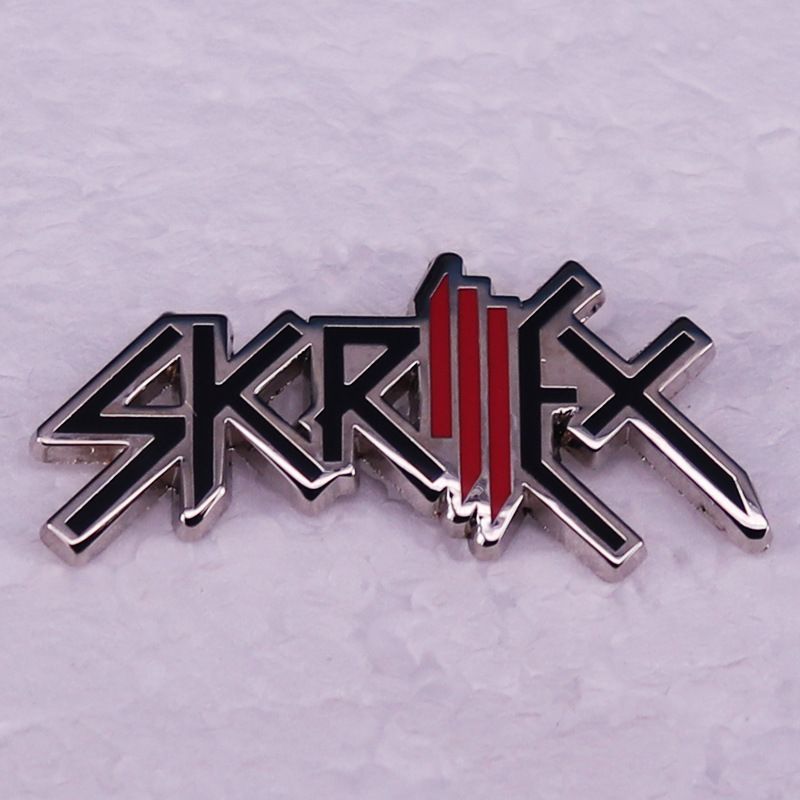 "Skrillex" อเมริกัน DJ โลโก้เข็มกลัดโลหะป้ายเพลง Merchanted Rock เสื้อผ้าอุปกรณ์เสริมพัดลมของขวัญ