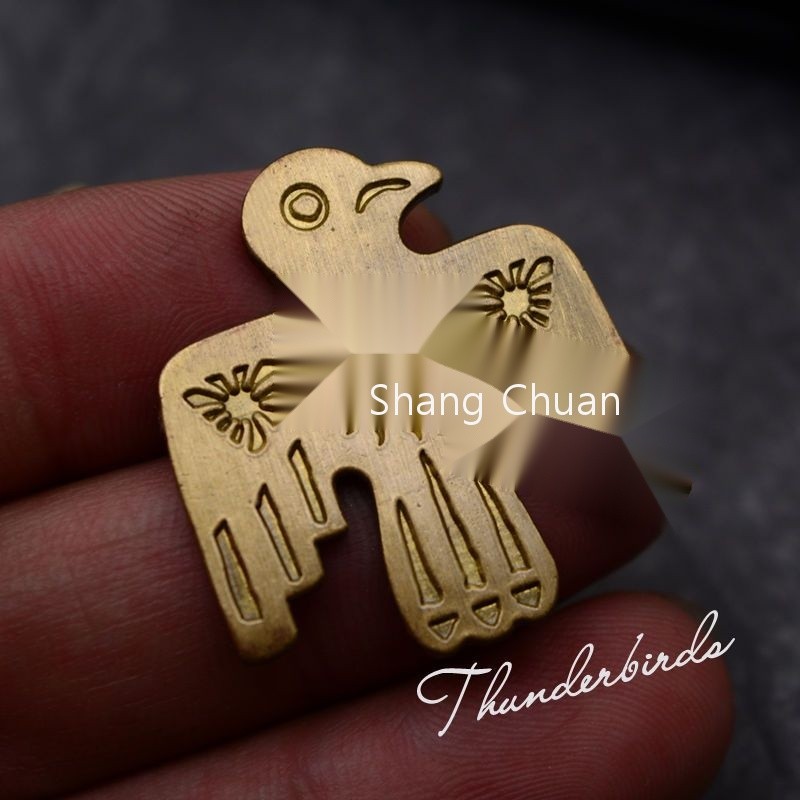 ทองแดงบริสุทธิ์อินเดีย Sun God Thunderbird Totem เข็มกลัด Thorn Horse เล็บโบราณ Totem เข็มกลัด Badge