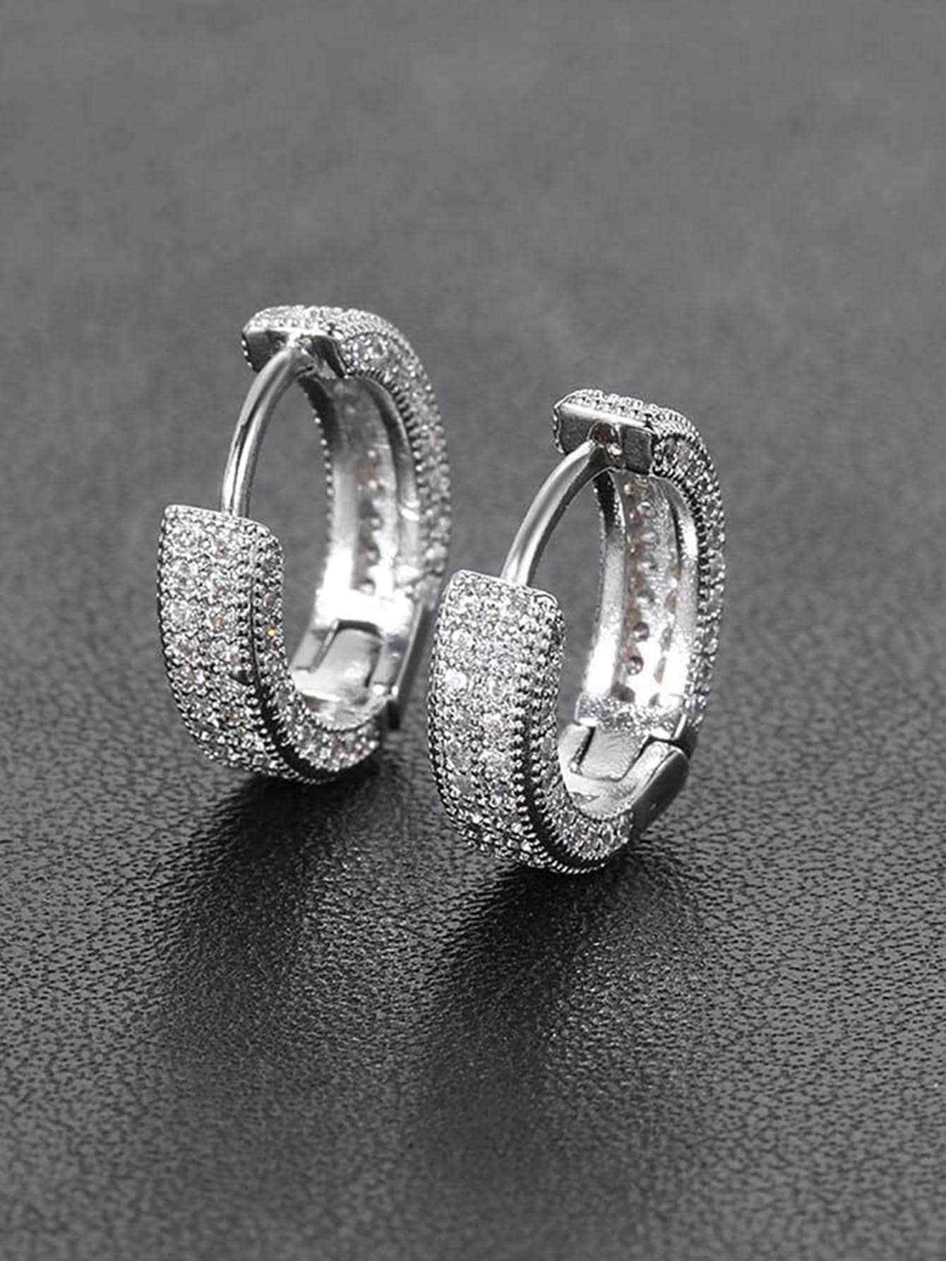 2 ชิ้น Elegant Zircon ต่างหูห่วงเงินคลาสสิกเครื่องประดับของขวัญสําหรับผู้หญิงผู้ชาย