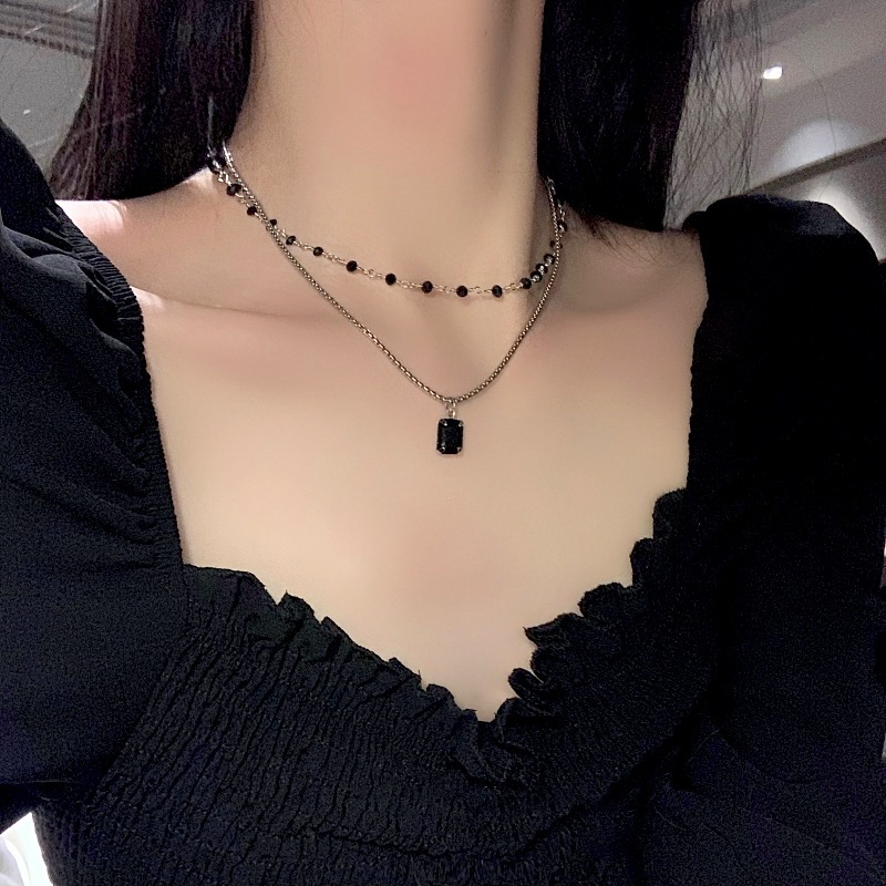 สร้อยคอ โลหะผสม จี้เพชร ทรงสี่เหลี่ยม สองชั้น หรูหรา สีดํา เข้ากับทุกการแต่งกาย เหมาะกับงานปาร์ตี้ สําหรับผู้หญิง จํานวน 1 ชิ้น
