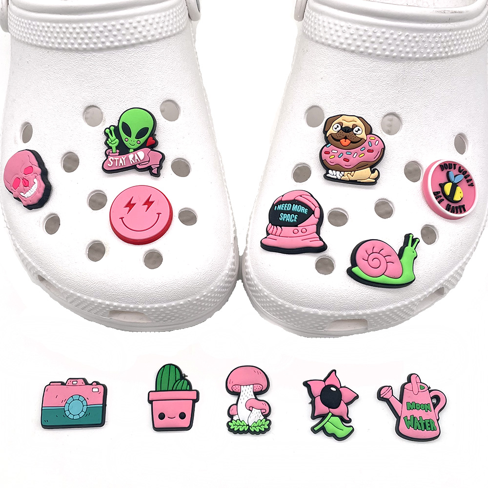 12 ชิ้น / เซต สีชมพู สไตล์น่ารัก เสน่ห์รองเท้า สําหรับ Croc รองเท้าแตะ น่ารัก PVC อุปกรณ์เสริม เหมาะสําหรับอุดตัน รองเท้าสวน ผู้หญิง เด็ก ของขวัญวันเกิด