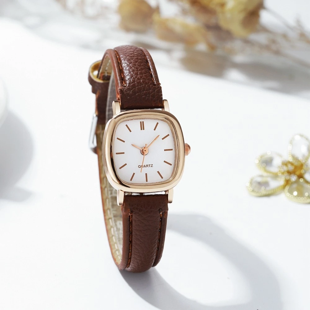Square Face นาฬิกาผู้หญิงหน้าปัดเล็กควอตซ์ Timepiece พร้อมสายหนังสําหรับทุกวัน