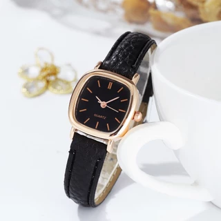 Square Face นาฬิกาผู้หญิงหน้าปัดเล็กควอตซ์ Timepiece พร้อมสายหนังสําหรับทุกวัน
