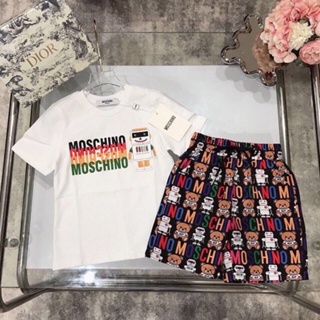 Moschino ชุดเสื้อยืดแขนสั้น กางเกงขาสั้น พิมพ์ลายตัวอักษร สองชิ้น สําหรับเด็กผู้ชาย และผู้หญิง