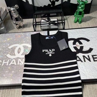 Prada 23 เสื้อกั๊ก ผ้าถัก ลายทาง แฟชั่นฤดูใบไม้ผลิ และฤดูร้อน