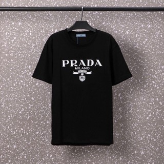 Prada เสื้อยืด คอกลม พิมพ์ลายโลโก้ตัวอักษร ทรงสามเหลี่ยม แฟชั่นฤดูร้อน สไตล์ยุโรป สําหรับผู้ชาย และผู้หญิง