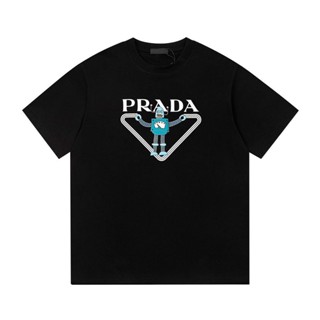 Prada top 23 Prada เสื้อยืดลําลอง แขนสั้น คอกลม พิมพ์ลายตัวอักษร โลโก้สามเหลี่ยม แฟชั่นฤดูร้อน สําหรับผู้ชาย และผู้หญิง