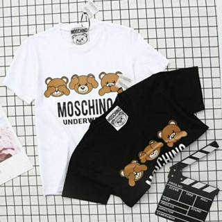 Moschino เสื้อยืดคอกลม แขนสั้น ผ้าฝ้ายแท้ ลายหมีสามตัว สําหรับผู้ชายและผู้หญิง คู่รัก และแม่ เด็ก