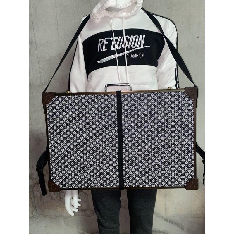 แผงลอตเตอรี่ ลายขาวดำ น้ำหนักเบากันน้ำ ขนาด 60x40 ใส่ได้500+++ใบ ฟรีหัวสี 100ใบ