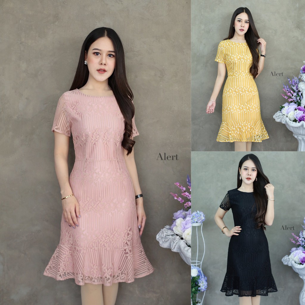 เดรส ALERT BRAND ลูกไม้ลายสวย เนื้อผ้าอย่างดี มาในทรงคลาสสิคที่ใส่ได้ตลอด เป็นสีชมพูสวยหวาน และสีเหล