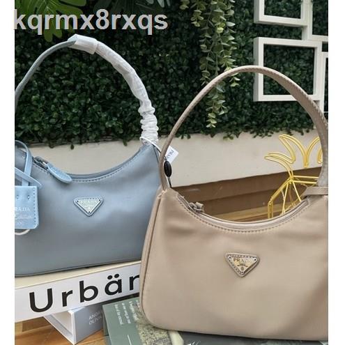 ♂กระเป๋าสะพายPrada Hobo สีสวยละมุน รุ่นฮิตทรงสวย