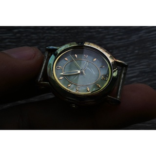 นาฬิกา Vintage มือสองญี่ปุ่น หน้าปัดมุก ระบบ Quartz  สีทอง สภาพดี ใช้งานได้ปกติ หน้าปัด 27mm