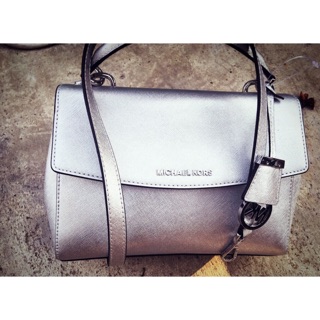 MICHAEL MICHAEL KORS Ava Small Metallic Saffiano Leather Satchel Silver สีเงินสวยหรู