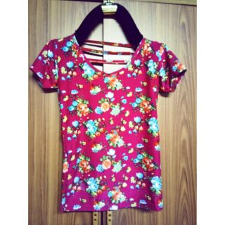 เสื้อยืดลายดอกยืดได้เยอะมากๆ แอบเซ็กซี่ด้านหลัง ราคาเบาๆ50บาทเท่านั้น