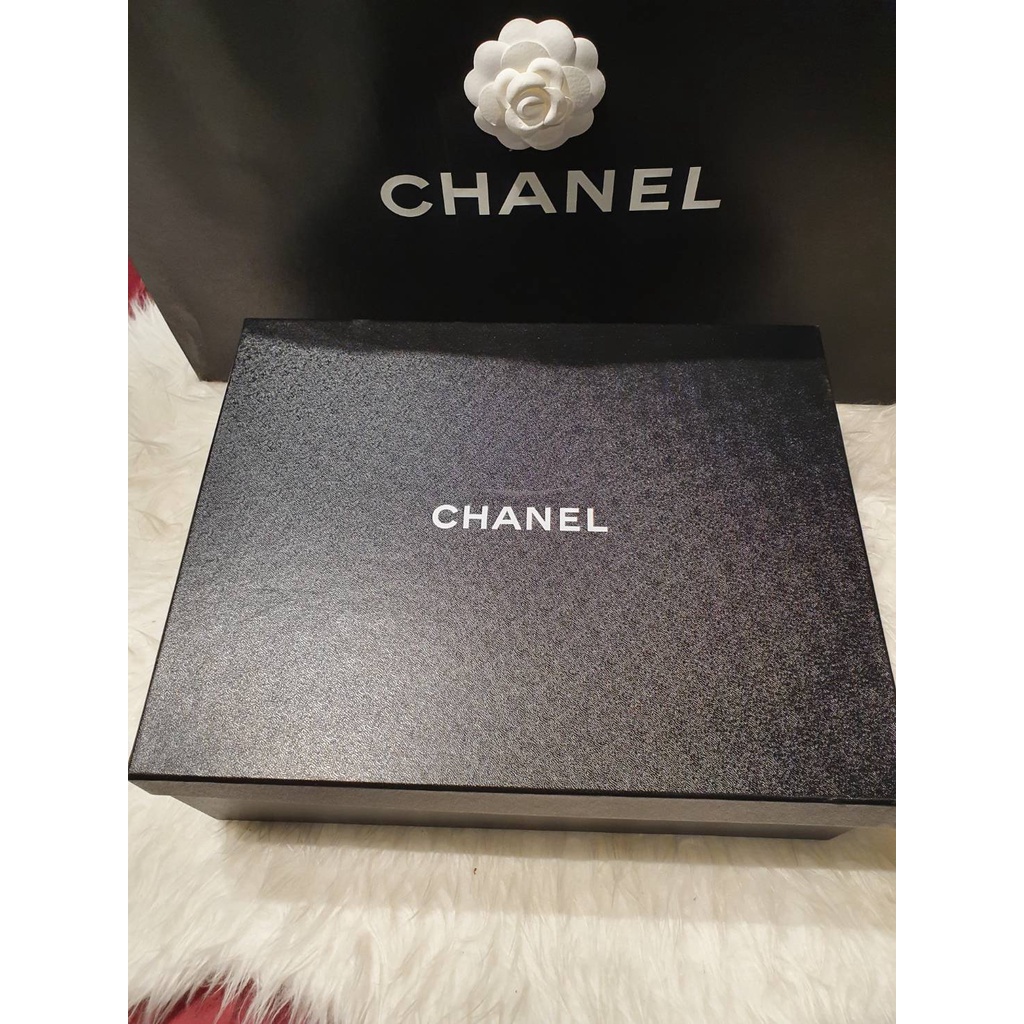Chanel Box แท้ 100% 30x37x13cm (กล่องรองเท้าฝาชำรุดตามรูปขอคนรับได้นะคะ)
