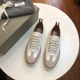 NEW THOMBROWNE RUBBERIZED CALFSKIN LOTOP TRAINER SNEAKER
พร้อมส่งค่ะ
งาน :Original