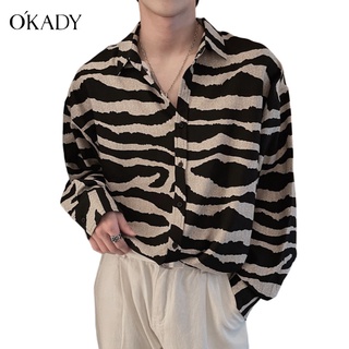 OKADY เสื้อเชิ้ตชายแขนยาวลายทางสีดำลำลอง หล่อ หลวม และระบายอากาศ