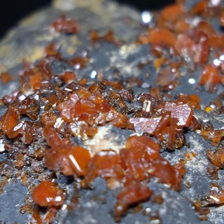 Vanadinite #วาเนดิไนต์ ผลึกเหลี่ยมเเดง