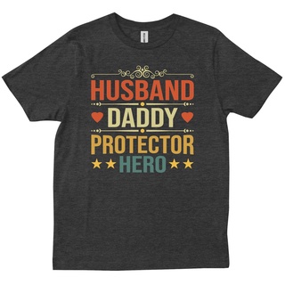 เสื้อยืดผ้าฝ้าย พร้อมส่ง เสื้อยืด พิมพ์ลายฮีโร่สามี Daddy Protector Hero Fathers Day น่ารัก หลากสี สําหรับผู้ชาย