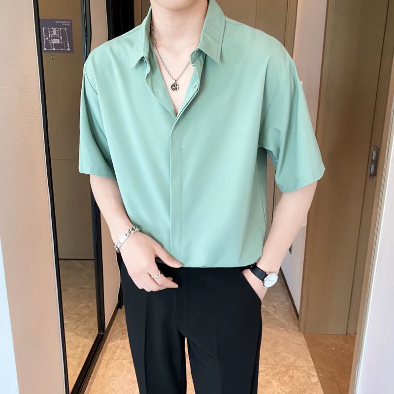 ผ้าไหมน้ําแข็งเสื้อเชิ้ตกระดุมสีเข้มแขนสั้นกลางเสื้อนางฟ้ามากเวอร์ชั่นเกาหลีเสื้ออินเทรนด์ชายเวอร์ชั่นเกาหลีอินเทรนด์หล่อ คนพาล หล่อ