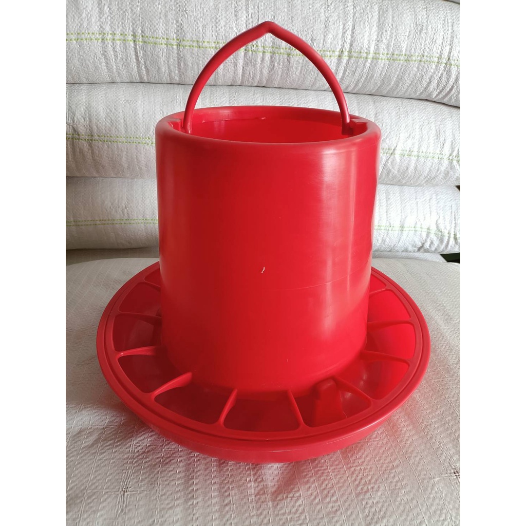 ถังอาหารไก่ขนาดใหญ่ มีช่องป้องกันไก่เขี่ย ใส่อาหารได้8-10กก. ที่ใส่อาหารไก่ ที่ให้อาหารไก่ - รูปที่ 6