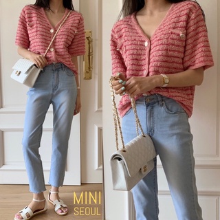 Knit blouse เสื้อไหมพรมคอวี แต่งกระดุมหน้าสีขาว ปั๊มลาย no.5 ใช้ผ้าไหมพรมเนื้อดีค่ะ ดูมีดีเทลในตัว ทรงน่ารัก