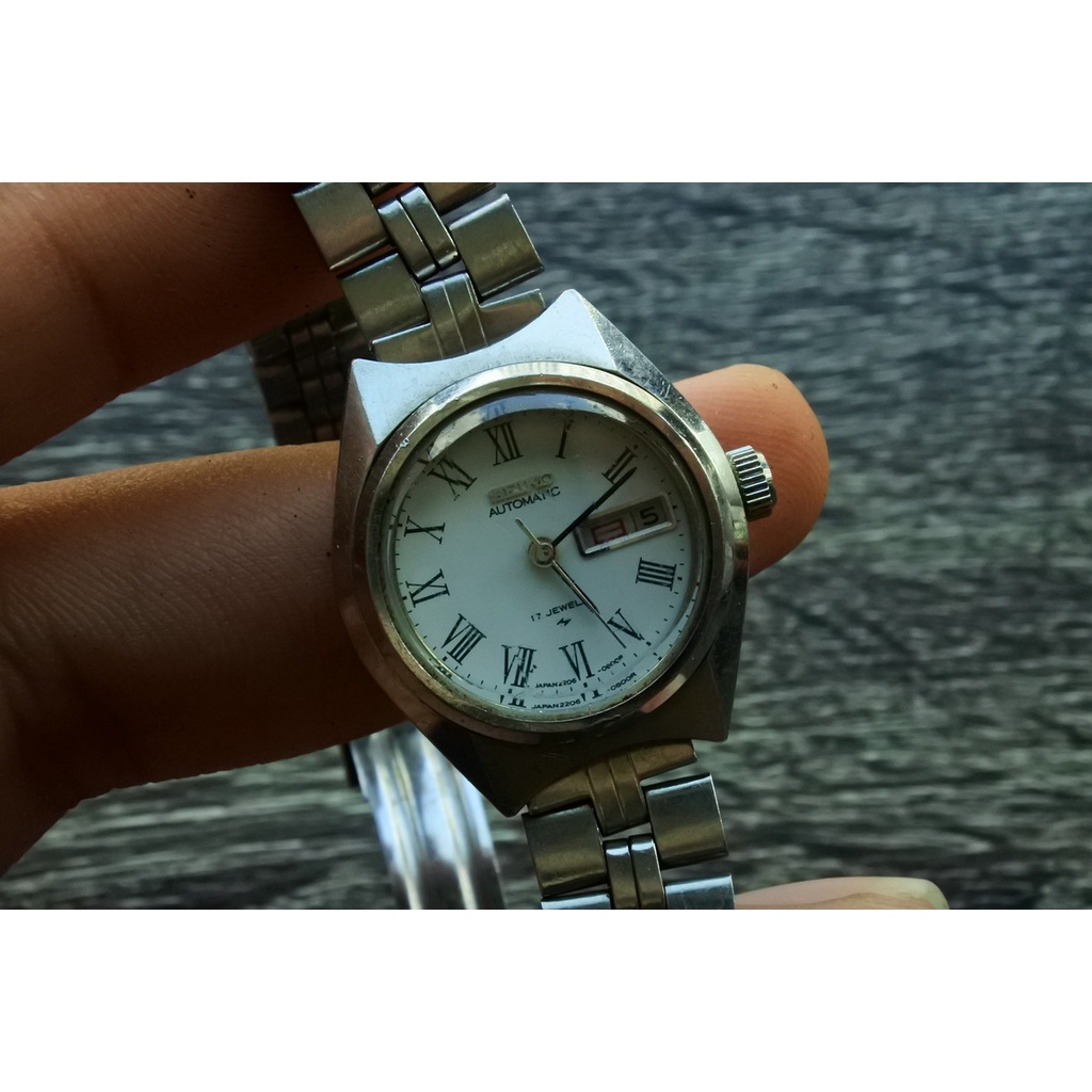 นาฬิกา Vintage มือสองญี่ปุ่น SEIKO 2206 0540 ระบบ AUTOMATIC ผู้หญิง ทรงกลม กรอบเงิน หน้าเงิน หน้าปัด