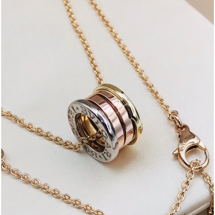 สร ้ อยคอผู ้ ขายที ่ ดีที ่ สุดใหม ่ สีโรสโกลด ์ พร ้ อมจี ้ โรส 18 kt ทองคําขาวและเหลือง