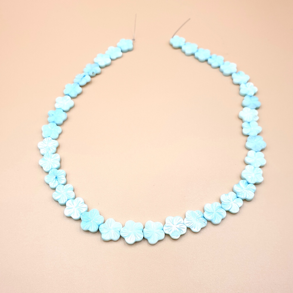 ลูกปัดเปลือกหอยแท้รูปทรงดอกไม้แกะลาย 2 หน้า (Mother of Pearl Light Blue Flower 12 mm) สีฟ้าอรอน (LZ-0569)