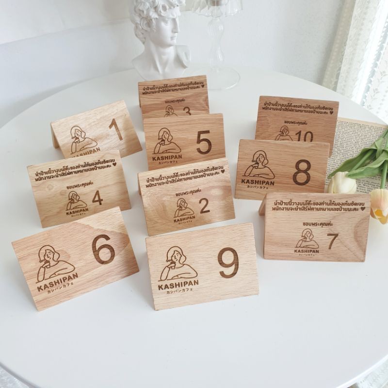 ป้ายตั้งโต๊ะสามเหลี่ยมพร้อมเลเซอร์ โลโก้ รันเลขเบอร์โต๊ะ เลขบัญชี QR code รหัส wifi ปรับได้ตามความต้