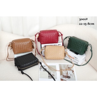 กระเป๋าสานๆแบบ bottega เป็นหนังแกะแท้ รุ่นใหม่ล่าสุดนะคะ.