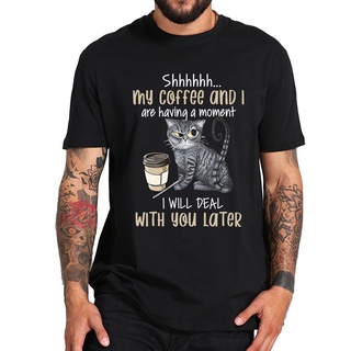 ใหม่ เสื้อยืดลําลอง ผ้าฝ้าย แขนสั้น คอกลม พิมพ์ลาย My Coffee And I Are Having A Moment Slogan Jokes Cat Coffee Lovers แฟ