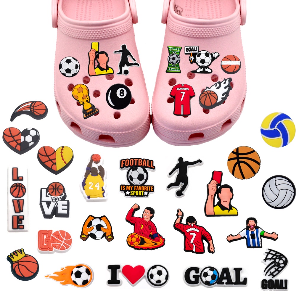 Jibbitz 1pcs ฟุตบอลบาสเก็ตบอล Shoe charms ภาพการ์ตูน Crocs Pin น่ารัก diy decorate รองเท้าแตะ accessories PVC ถอดได้ ของขวัญสำหรับเด็กชายและเด็กหญิง