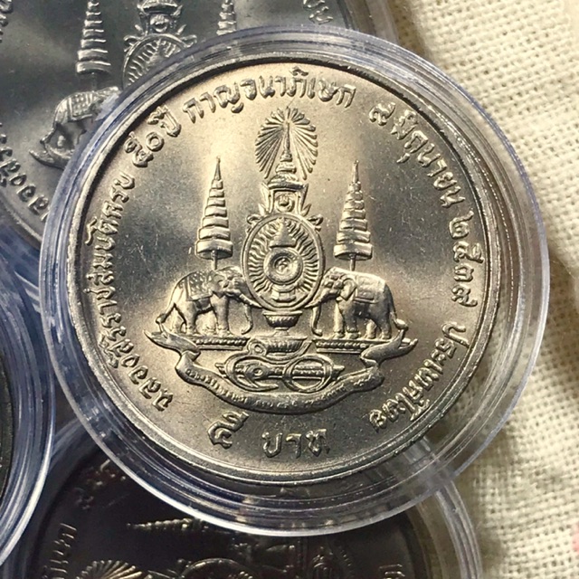 เหรียญ 5 บาท กาญจนา ปี 2539 สภาพ UNC น้ำทอง ไม่ผ่านการใช้งาน สวยคมชัด แกะถุงใหม่ๆ แบ่งขาย พร้อมตลับ ตามรูปครับ