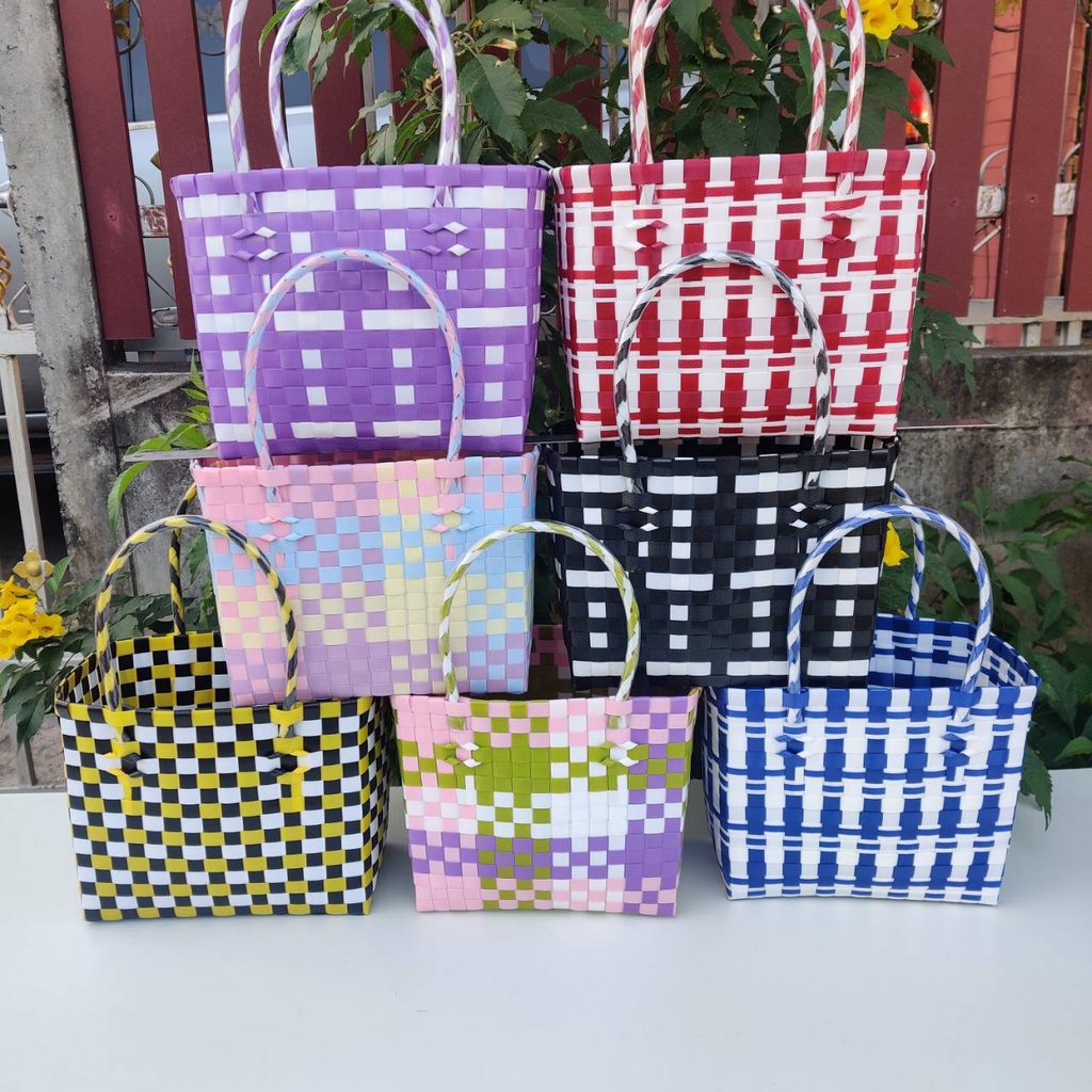 ตระกร้าสานเส้นพลาสติก กระเป๋าสานเส้นพลาสติก ตลาดสี่เหลี่ยมเล็ก กว้าง13ยาว22สูง18 CM วัดจากขอบปากตระกร้า