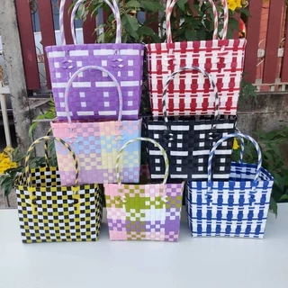 ตระกร้าสานเส้นพลาสติก กระเป๋าสานเส้นพลาสติก ตลาดสี่เหลี่ยมเล็ก กว้าง13ยาว22สูง18 CM วัดจากขอบปากตระกร้า
