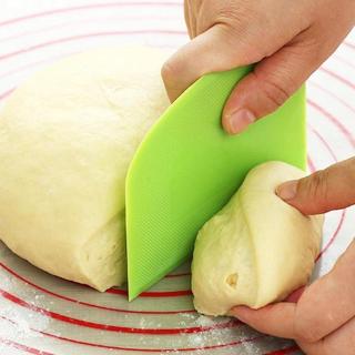 Kitchen PE Multifunction Cream Soft Spatula/ Dough Scraper Butter Cutter/ Decoration Smooth Soft Spatulas with Edge Baking DIY Pastry Baking Tools