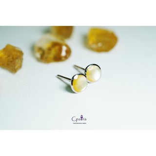 พร้อมส่ง ต่างหูเงินแท้925 Yellow Mother of pearl  5 mm. เก็บปลายทางได้ค่ะ