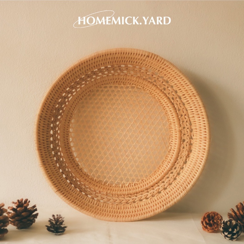 homemick.yard ถาดหวายทรงกลมสลักขอบ ใหญ่ สานแน่น แข็งแรง ทรงสวยสำหรับใส่ของ ตกแต่งสวย มีเคลือบแลคเกอร์