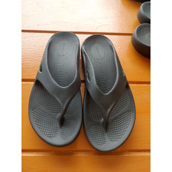 รองเท้าแตะ oofos มือสอง