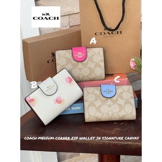 กระเป๋าสตางค์ขนาดกลาง COACH MEDIUM CORNER ZIP WALLET IN SIGNATURE CANVAS