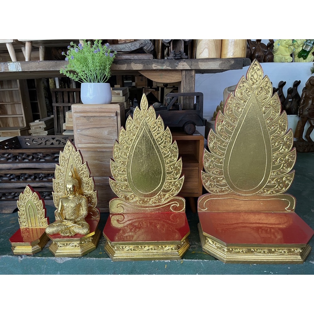 ฐานพระ เข้ามุม บังหลัง แดงทอง ซุ้มพระ ลายไทยปิดทองคำเปลวส่องประกายสุกปลั่ง ฐานรองพระ หิ้งพระ แท่นวางพระ