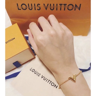 เครื่องประดับ สร้อยข้อมือเหล็กไทเทเนียม รูปตัว V ตัวอักษร V สีโรสโกลด์ 18k สไตล์ยุโรป และอเมริกา แฟชั่นสําหรับผู้หญิง