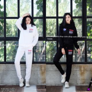 เสื้อแจ็คเก็ต ซิปหน้า กับกางเกงขายาวมีกระเป๋าล้วง ผ้าวอมทั้งชุด สาวๆแนวสตรีท สปอร์ตๆ